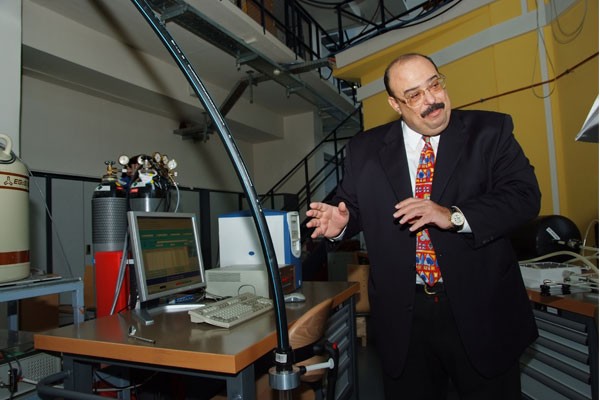 Saleh Ismail beim Auswertungscomputer