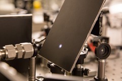 Licht wird durch die d�nne Faser geleitet     Schematischer Aufbau des Experimen