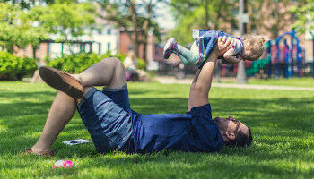 V�ter und Kinder auf der gleichen Wellenl�nge beim gemeinsamen Spiel