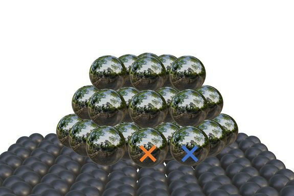 Ein winziger Nanopartikel aus Silber (spiegelnde Atome oben) auf einem Kohlensto