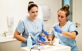 600 Euro monatlicher Ausbildungs-Zuschuss für Gesundheits- & Krankenpflege Studierende