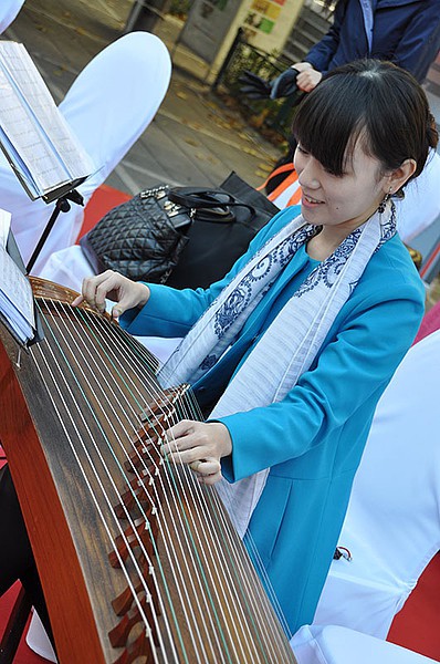 Ausgesuchte chinesische Musikst�cke werden am Konfuzius-Tag auf traditionellen I
