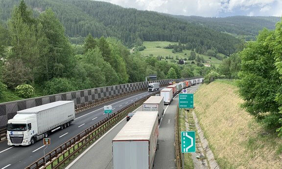 Truck congestion on the Brenner autobahn. The vision of connecting north and sou