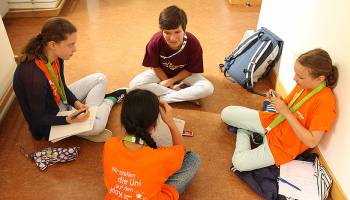 Dayana Parvanova im Gespr�ch mit Kinderuni-Zeitungsreporterinnen