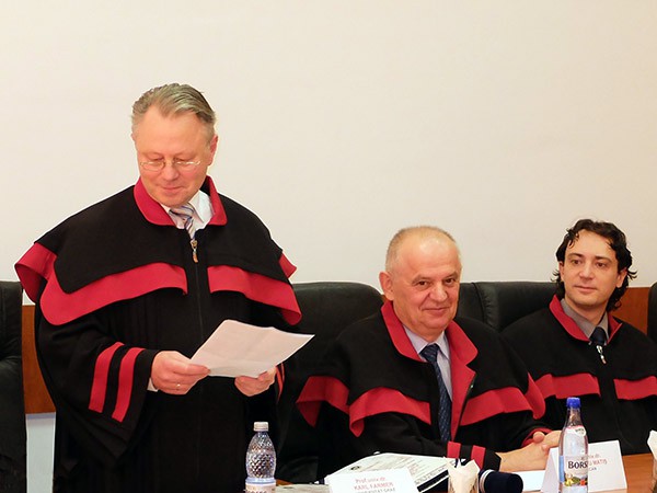 Ehrenprofessor Karl Farmer bei der Dankesrede mit Dekan Dumitru Matis und Vizepr