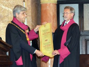 Forschungsvizerektor Rumen Pankov �berreichte Harald Heppner das Ehrendoktorat d