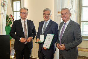 Ehrenzeichen des Landes Steiermark f�r Hellmut Samonigg