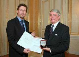 Ehrenzeichen f�r Wissenschaft und Kunst f�r Gottfried Magerl