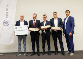 Erfolgreiche Zertifikats�bergabe an neue Experten f�r Blockchain und FinTech