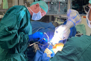 Erste roboterassistierte Tiefenelektroden-Implantation im AKH Wien erfolgreich durchgeführt