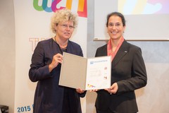 TU-Rektorin Sabine Seidler mit der ersten Preistr�gerin DI Judith Engel     Vize