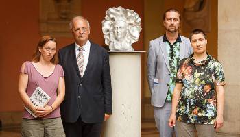 Frauen erobern den Arkadenhof