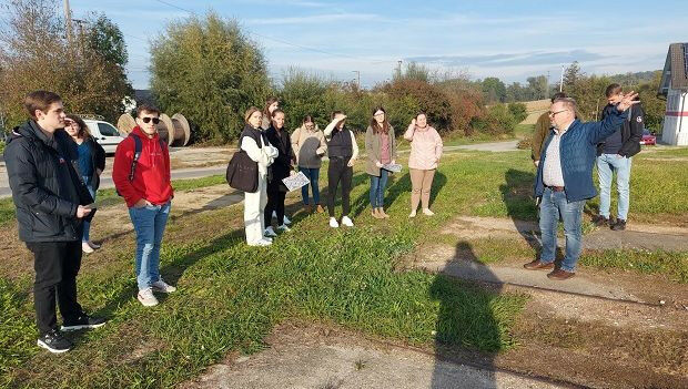 Wolfgang Schmutz erl�utert den Studierenden die �berreste des Ziegelwerks, in de