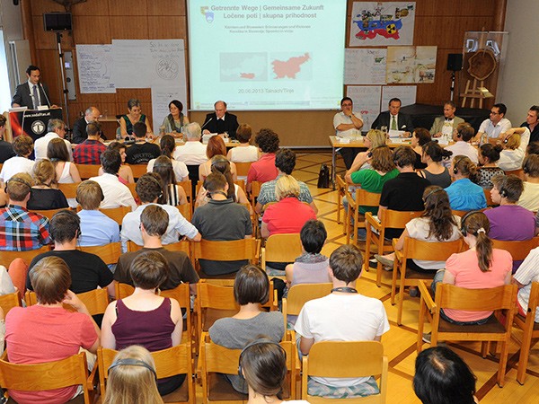 80 Sch�lerInnen aus K�rnten und Slowenien diskutierten mit PolitikerInnen, Diplo