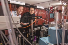 Simon Stellmer (l) und Thorsten Schumm (r) im Labor an der TU Wien     Eine Sche