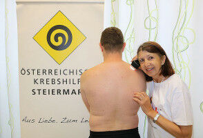 Hautkrebsvorsorge-Aktion.sun.watch. auf Palliativstationen zu Besuch