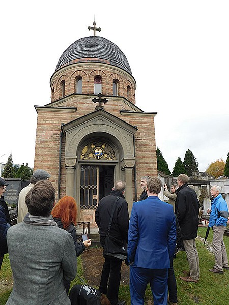 Prokeschs Mausoleum befindet sich am Friedhof St. Leonhard. Als Abschluss des Sy