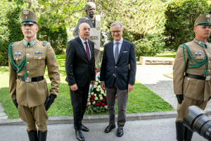 Hungarian President visits Semmelweis memorial at MedUni Vienna