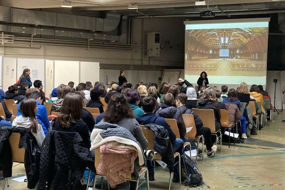 Schon im November 2022 folgten zahlreiche Sch�ler_innen der Einladung, im Rahmen