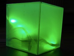 Ein Kubus gibt durch seine Farbe ganz nebenbei Informationen weiter.     LEDs im