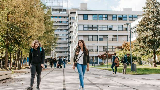 Zwei Studentinnen am JKU Campus; Credit: JKU