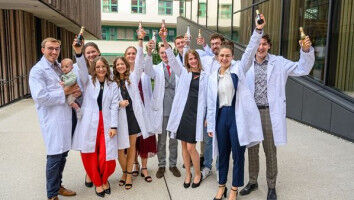 JKU 'White Coat Ceremony': Medizinstudierende erhalten wei�en Mantel