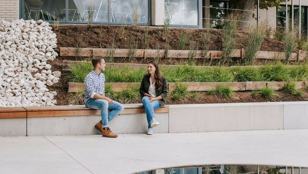 Studierende am JKU Campus