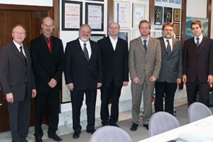 v.l.n.r. Betriebsleiter Ottmar Sappl von Kathrein-Austria in Kufstein und Nieder