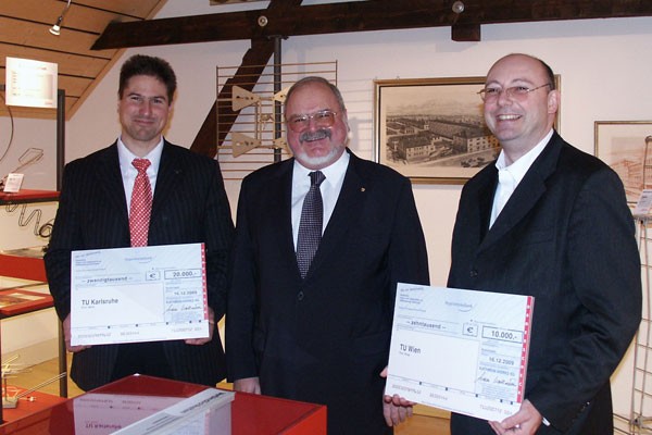 Scheck�bergabe an  Zwick (TH Karlsruhe) und  Rupp (TU Wien): (v.l.n.r)   Thomas 