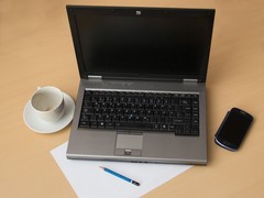 Mit Laptop und Handy kann man heute von fast jedem Ort arbeiten.     Arbeiten - 