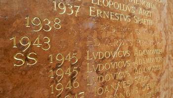 Licht auf die Schatten der Vergangenheit werfen