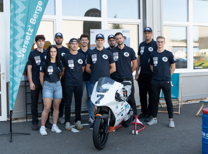 Das MontanFactoryRacing-Team der Montanuniversität Leoben seinen neuen Motorrad-