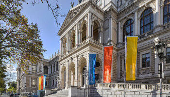 Nobelpreis-Installation mit Emmanuelle Charpentier und Anton Zeilinger