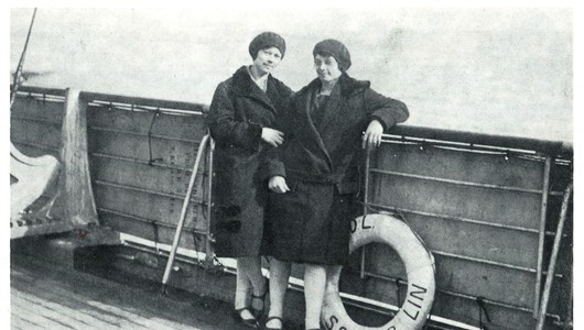 Zwei Schwestern auf der Fahrt nach Amerika