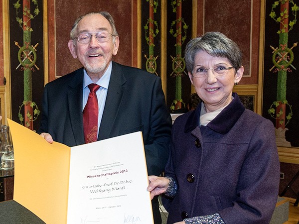 Nationalratspr�sidentin Barbara Prammer �berreichte Wolfgang Mantl den Margareth