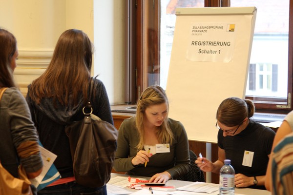 Mit Pharmazie ging der Pr�fungsreigen beim Aufnahmeverfahren heute an der Uni Gr