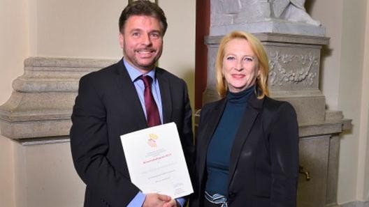 Preistr�ger  R. Heinisch und NR-Pr�sidentin D. Bures