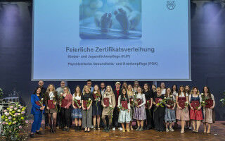 Spezialisierte Pflegekompetenz: 35 Absolvent*innen feiern erfolgreichen Abschluss