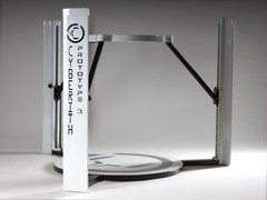 Der Virtualizer von Cyberith     Cyberith-CEO Tunkay Cakmak und der Virtualizer 