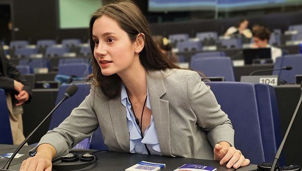 Sophia Marinov im EU-Parlament; Credit: privat