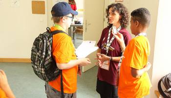 Susanne Binder im Gespr�ch mit Kinderuni-Zeitungsreportern