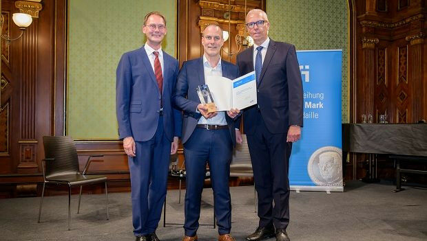 Bretterbauer (Mitte) mit den beiden ofi-Geschäftsführern; Credit: ofi/Michael Py