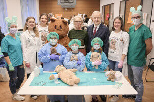 Teddyb�rkrankenhaus in Wien: Er�ffnung mit zahlreichen Kindern und Kuscheltieren