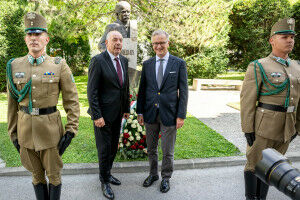 Ungarns Pr�sident besucht Semmelweis-Denkmal an der MedUni Wien
