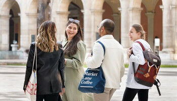 Universitätsabsolvent*innen erfolgreich im Arbeitsmarkt