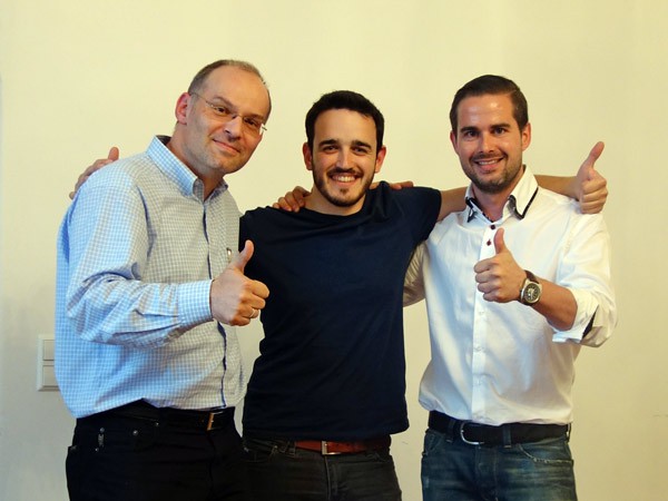 Gr�ndungsexperten Stefan Vorbach (l.) und Matthias Ruhri (r.) gratulieren Manuel