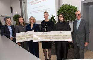 Vergabe von Universit�ts-Diplomen ohne Feier, aber mit viel Anerkennung