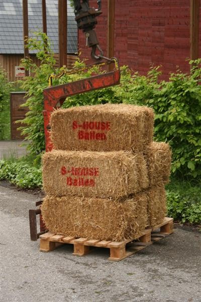 Die fertig gepressten S-HOUSE-Strohballen