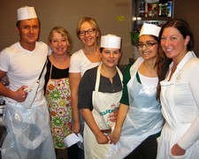 Das TU-Kochteam in der Gruft     Gl�hwein- und Teeausschank