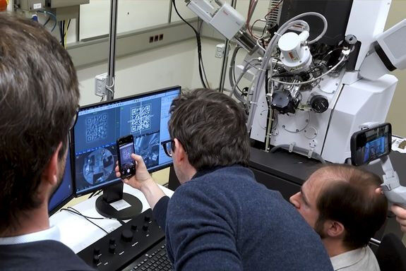 Materialwissenschaft - Physik - Das Team überprüft den QR-Code Materialwissenschaft - Physik